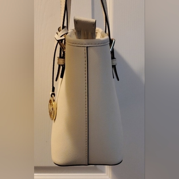 MICHEAL Micheal Kors Jet Set Tote - Picture 4 of 16